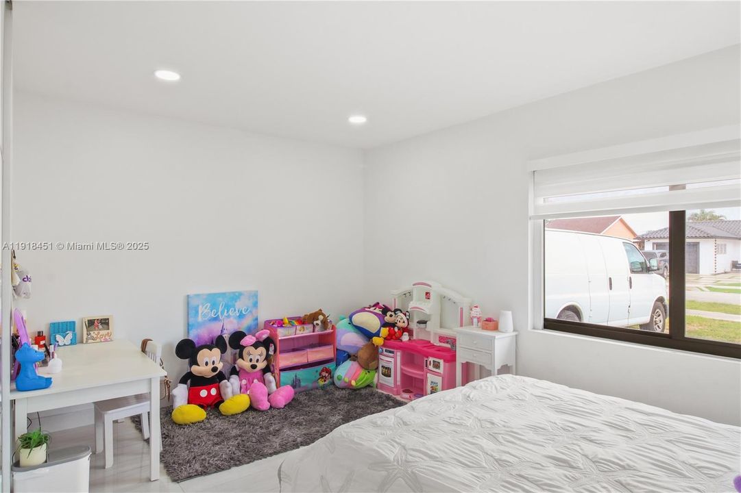 For Sale: $998,000 (5 beds, 5 baths, 2565 Square Feet)