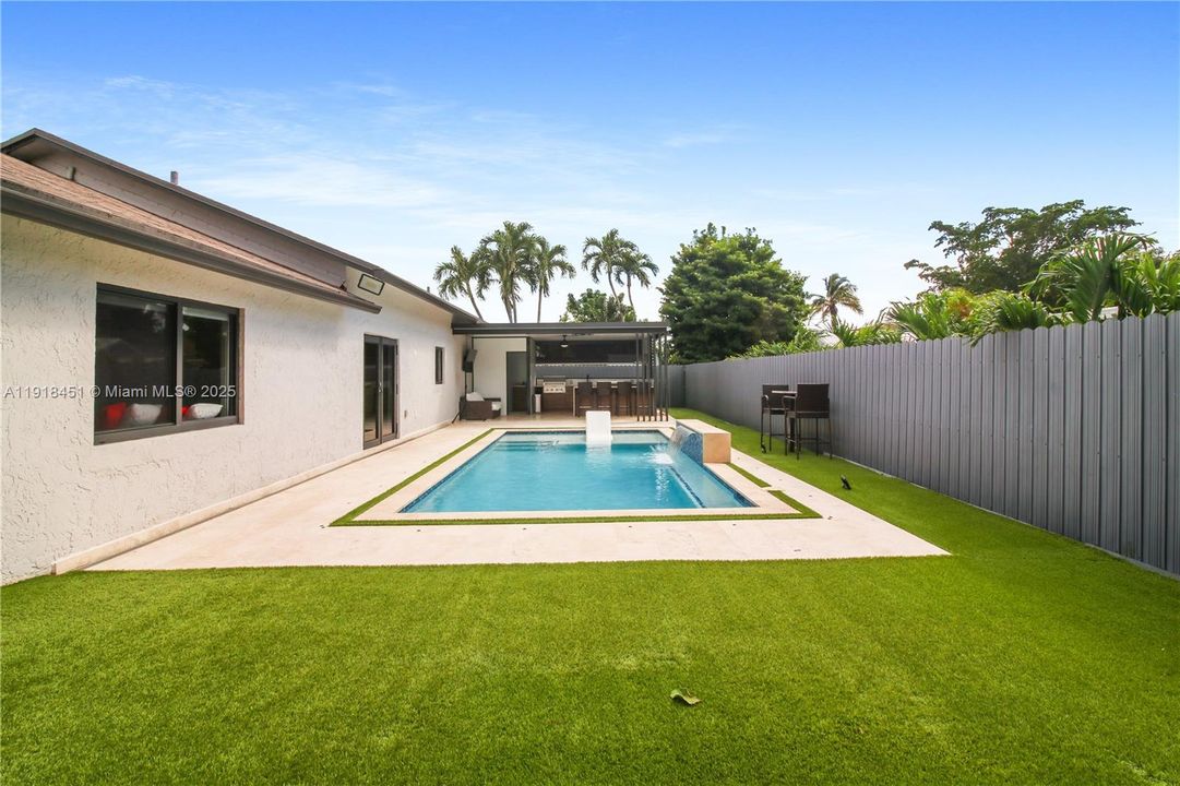 For Sale: $998,000 (5 beds, 5 baths, 2565 Square Feet)