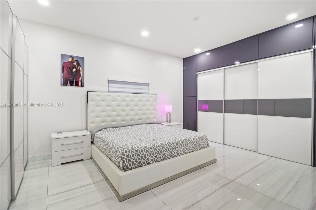 For Sale: $998,000 (5 beds, 5 baths, 2565 Square Feet)