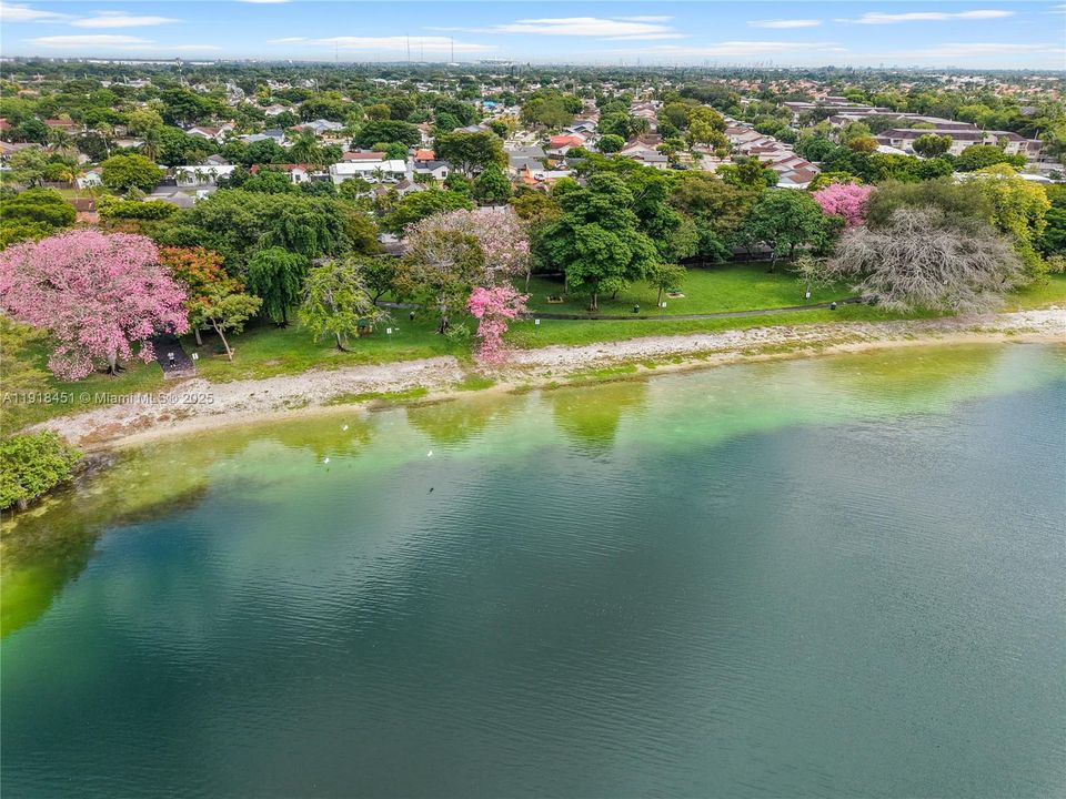 For Sale: $998,000 (5 beds, 5 baths, 2565 Square Feet)