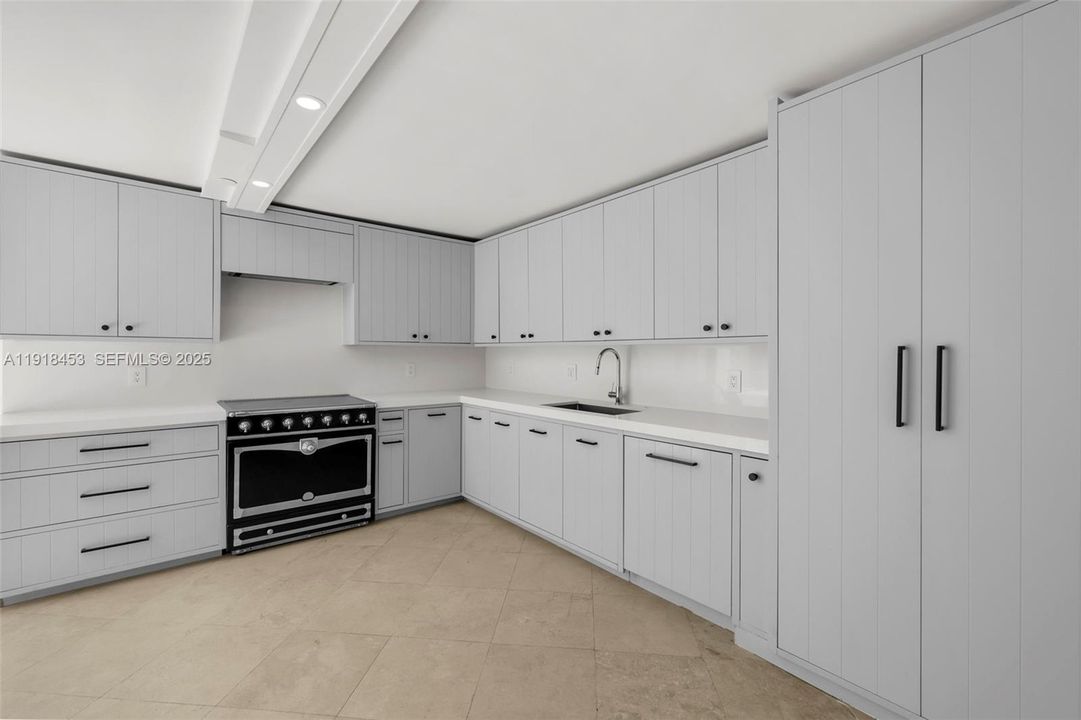 VERY SPACIOUS KITCHEN