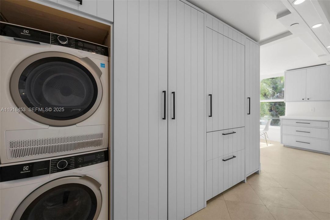 For Sale: $2,600,000 (3 beds, 3 baths, 1772 Square Feet)