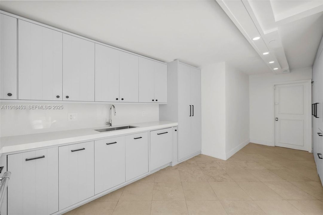 VERY SPACIOUS REMODELED  KITCHEN
