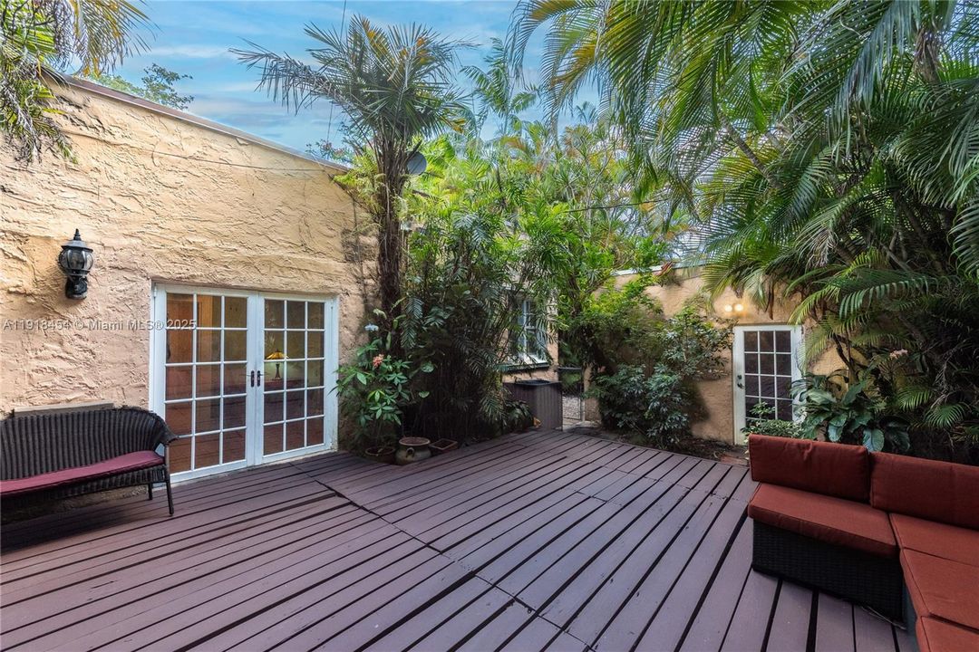 待售: $1,068,000 (2 贝兹, 2 浴室, 1300 平方英尺)