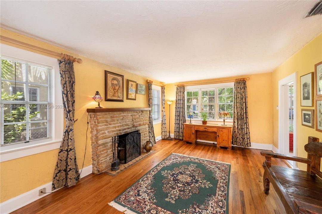 待售: $1,068,000 (2 贝兹, 2 浴室, 1300 平方英尺)