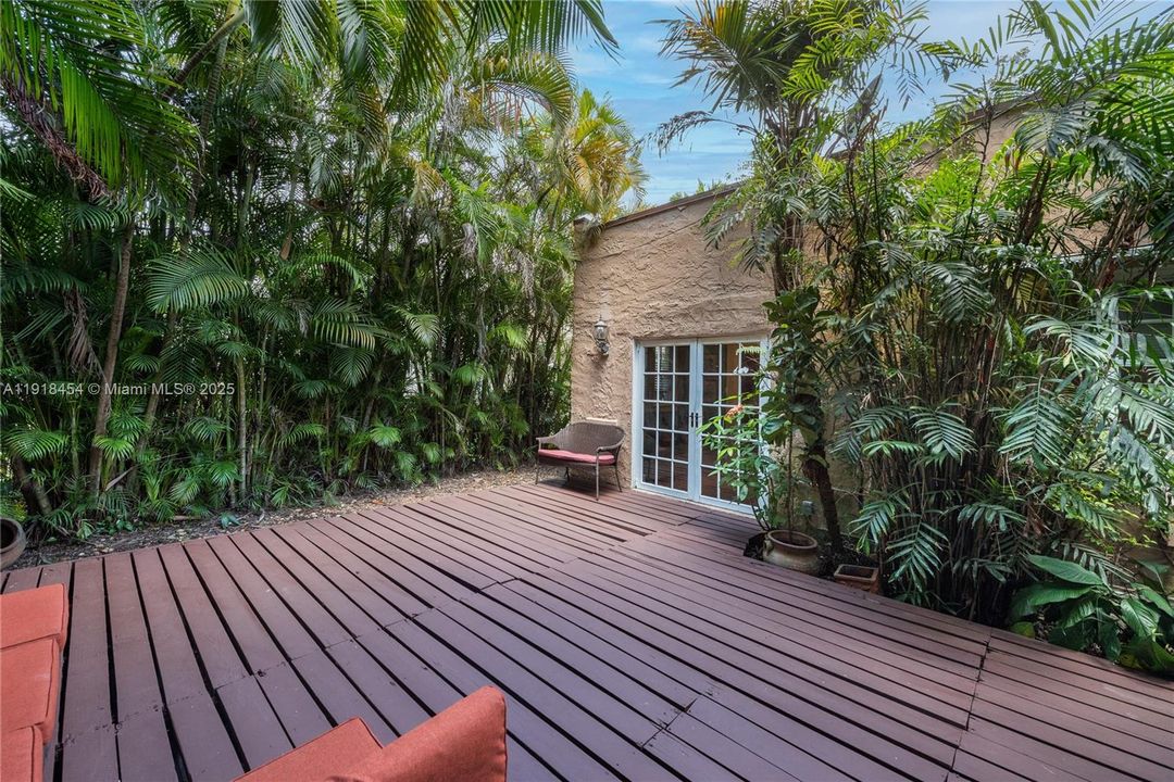 待售: $1,068,000 (2 贝兹, 2 浴室, 1300 平方英尺)