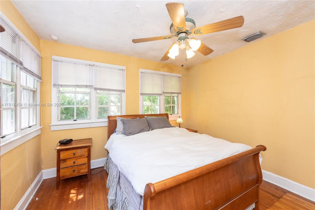 待售: $1,068,000 (2 贝兹, 2 浴室, 1300 平方英尺)