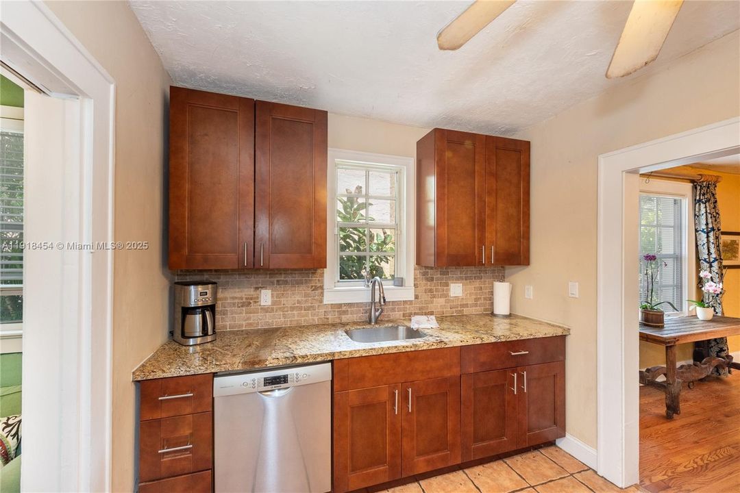 待售: $1,068,000 (2 贝兹, 2 浴室, 1300 平方英尺)