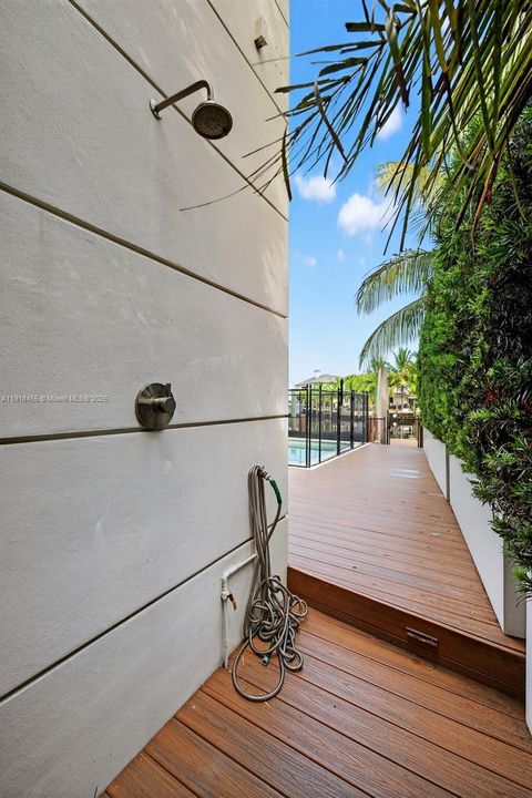 На продажу: $4,299,000 (4 спален, 4 ванн, 4274 Квадратных фут)