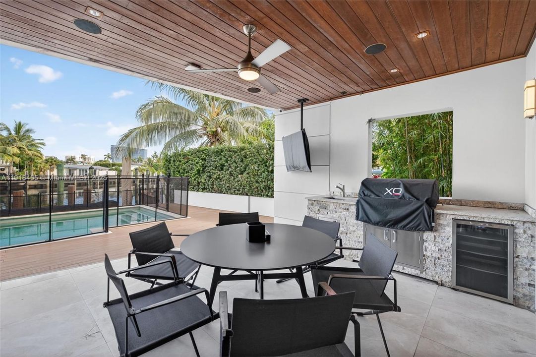 На продажу: $4,299,000 (4 спален, 4 ванн, 4274 Квадратных фут)