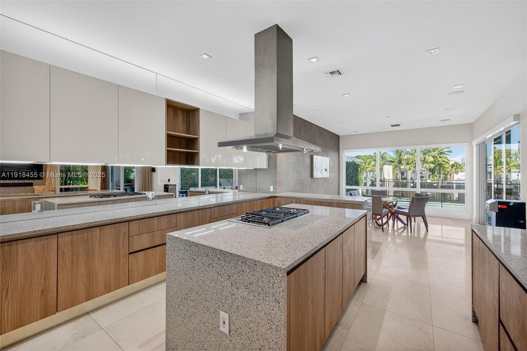 На продажу: $4,299,000 (4 спален, 4 ванн, 4274 Квадратных фут)