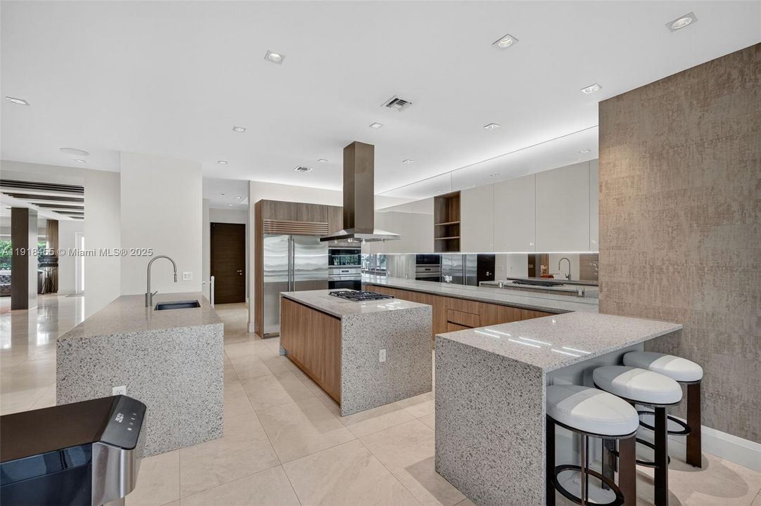 На продажу: $4,299,000 (4 спален, 4 ванн, 4274 Квадратных фут)