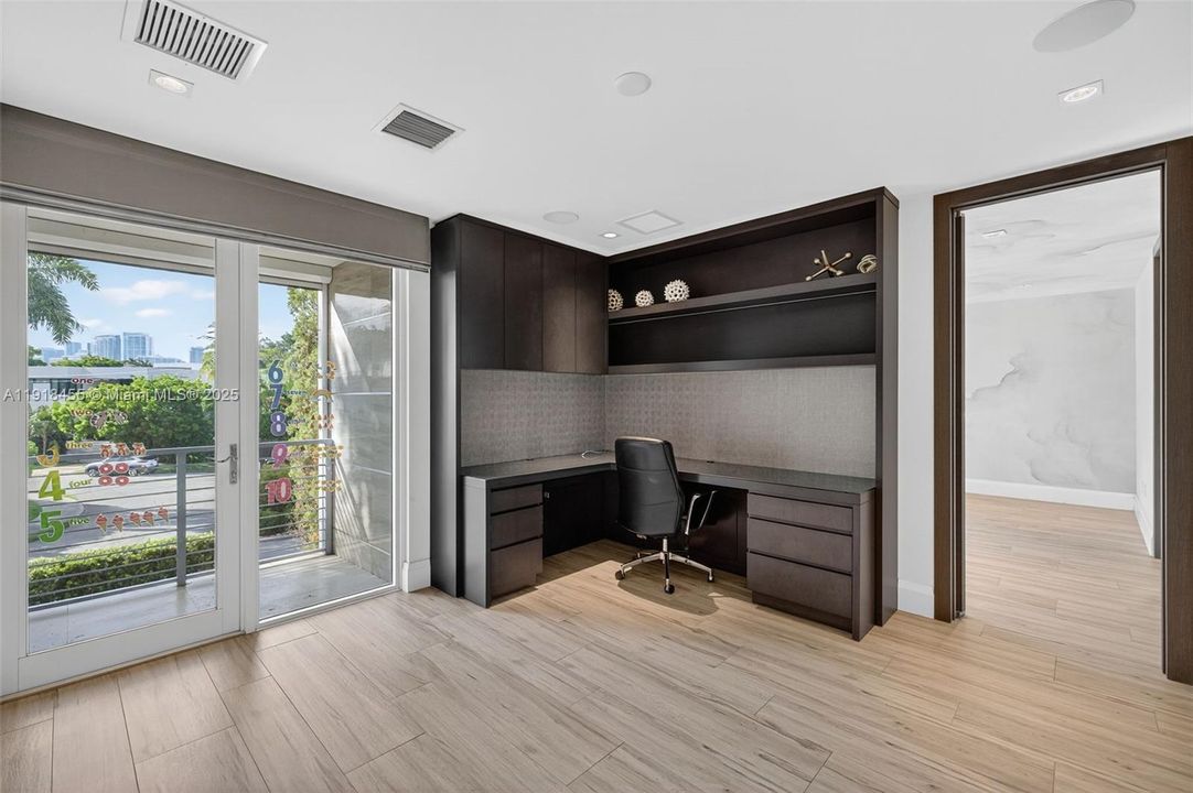 На продажу: $4,299,000 (4 спален, 4 ванн, 4274 Квадратных фут)