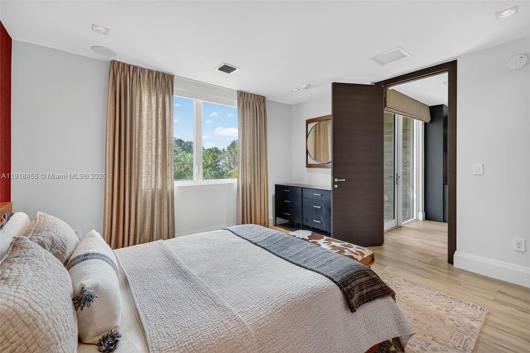 На продажу: $4,299,000 (4 спален, 4 ванн, 4274 Квадратных фут)