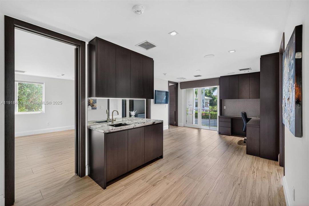 На продажу: $4,299,000 (4 спален, 4 ванн, 4274 Квадратных фут)