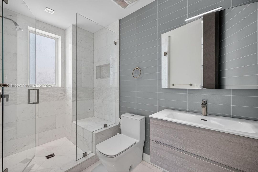 На продажу: $4,299,000 (4 спален, 4 ванн, 4274 Квадратных фут)