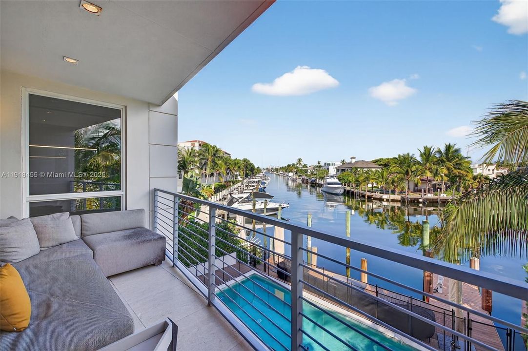 На продажу: $4,299,000 (4 спален, 4 ванн, 4274 Квадратных фут)