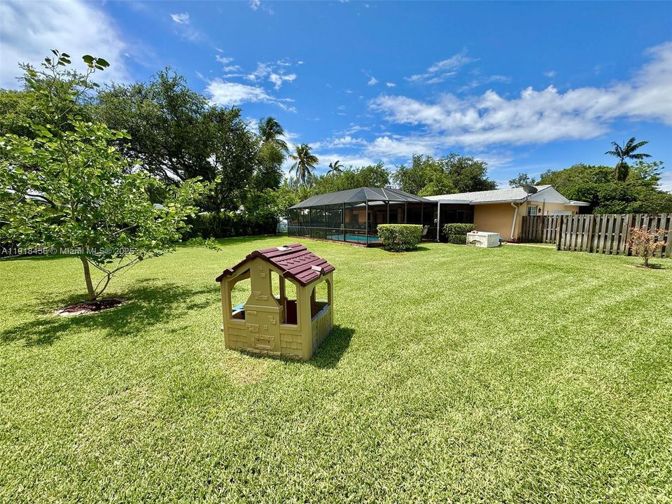 Active With Contract: $1,000,000 (4 beds, 2 baths, 1880 Square Feet)