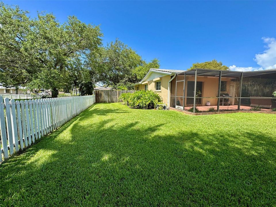Active With Contract: $1,000,000 (4 beds, 2 baths, 1880 Square Feet)