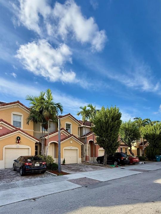 Active With Contract: $3,200 (3 beds, 2 baths, 1770 Square Feet)