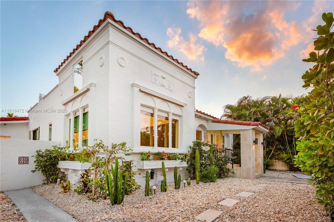 En Venta: $2,198,000 (3 camas, 3 baños, 1978 Pies cuadrados)