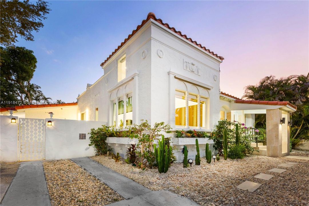 En Venta: $2,198,000 (3 camas, 3 baños, 1978 Pies cuadrados)