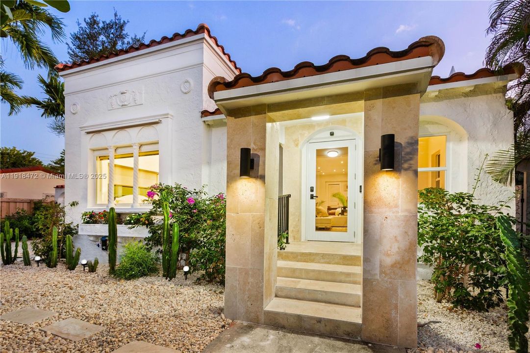 En Venta: $2,198,000 (3 camas, 3 baños, 1978 Pies cuadrados)