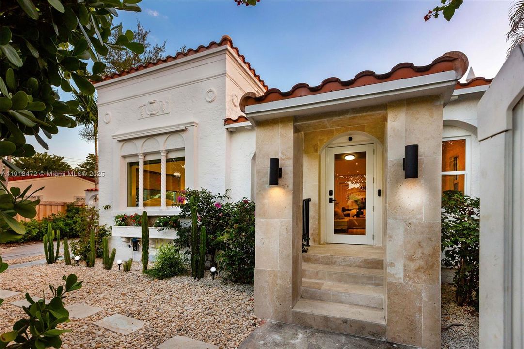 En Venta: $2,198,000 (3 camas, 3 baños, 1978 Pies cuadrados)