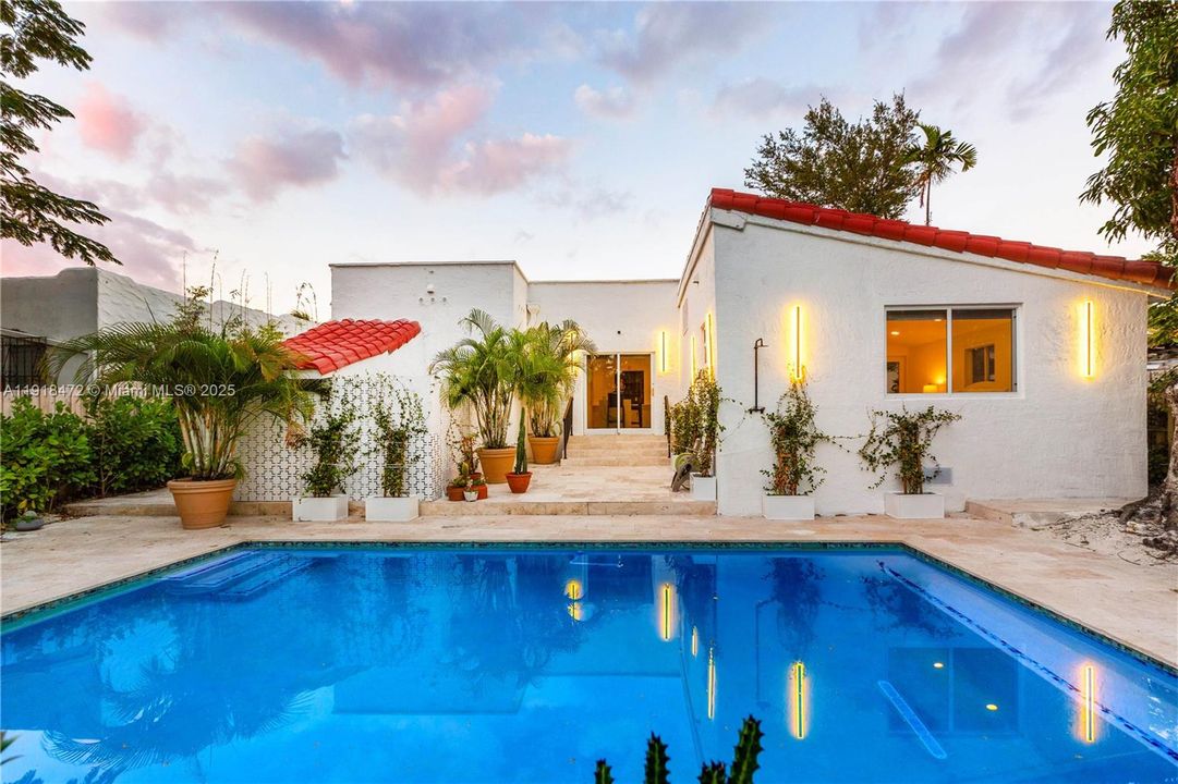 En Venta: $2,198,000 (3 camas, 3 baños, 1978 Pies cuadrados)