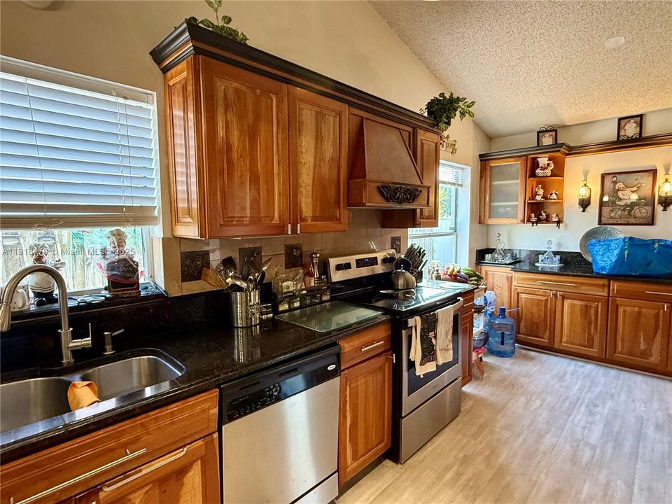 For Sale: $540,000 (3 beds, 2 baths, 1689 Square Feet)