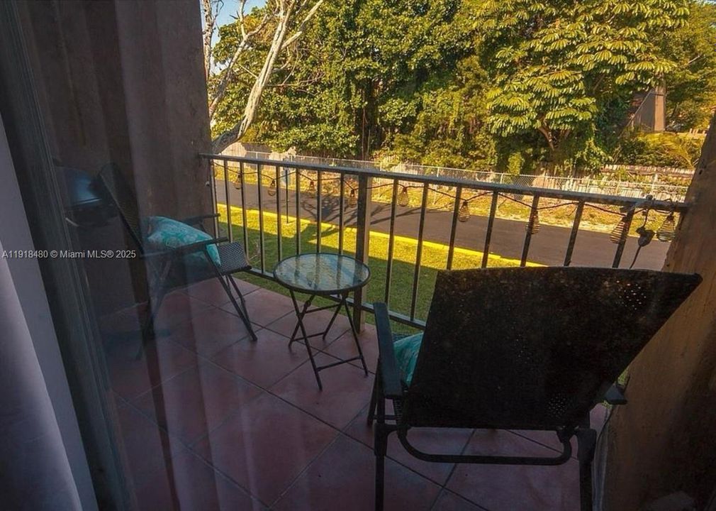 For Sale: $270,000 (2 beds, 1 baths, 878 Square Feet)