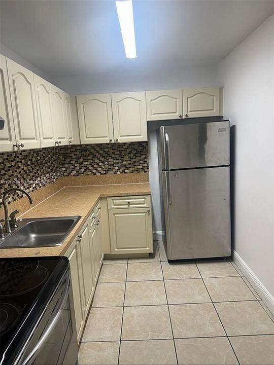 For Sale: $270,000 (2 beds, 1 baths, 878 Square Feet)