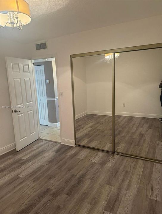 For Sale: $270,000 (2 beds, 1 baths, 878 Square Feet)