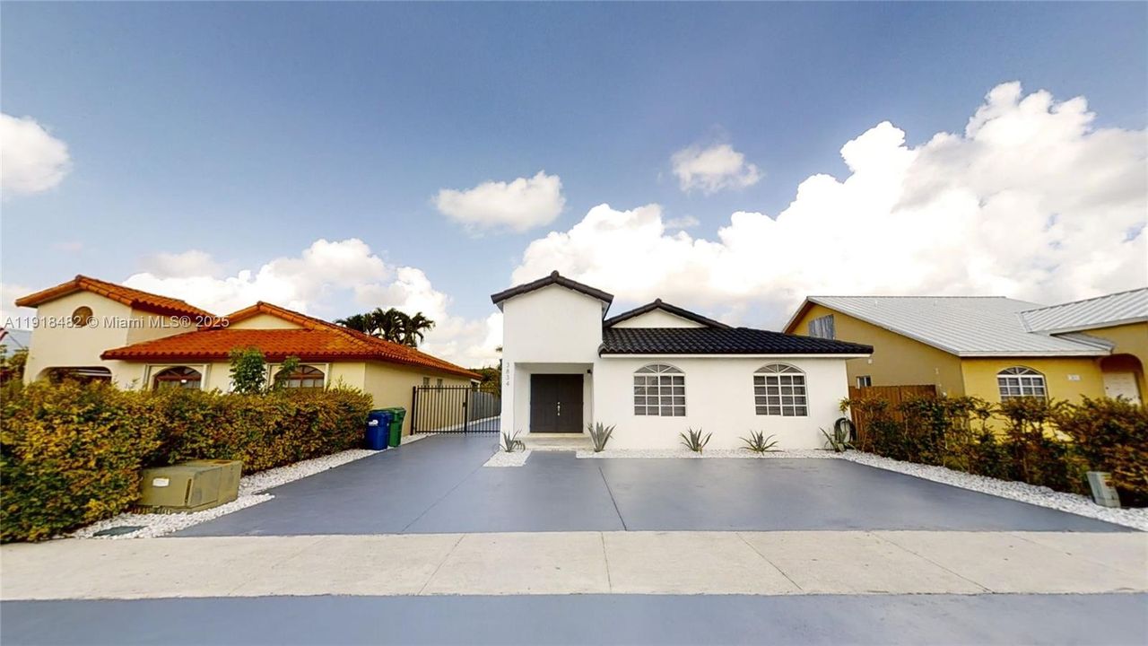 En Renta: $4,400 (3 camas, 2 baños, 1700 Pies cuadrados)