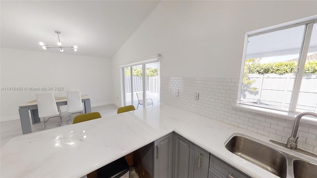 En Renta: $4,400 (3 camas, 2 baños, 1700 Pies cuadrados)