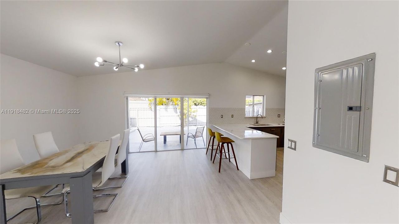 En Renta: $4,400 (3 camas, 2 baños, 1700 Pies cuadrados)