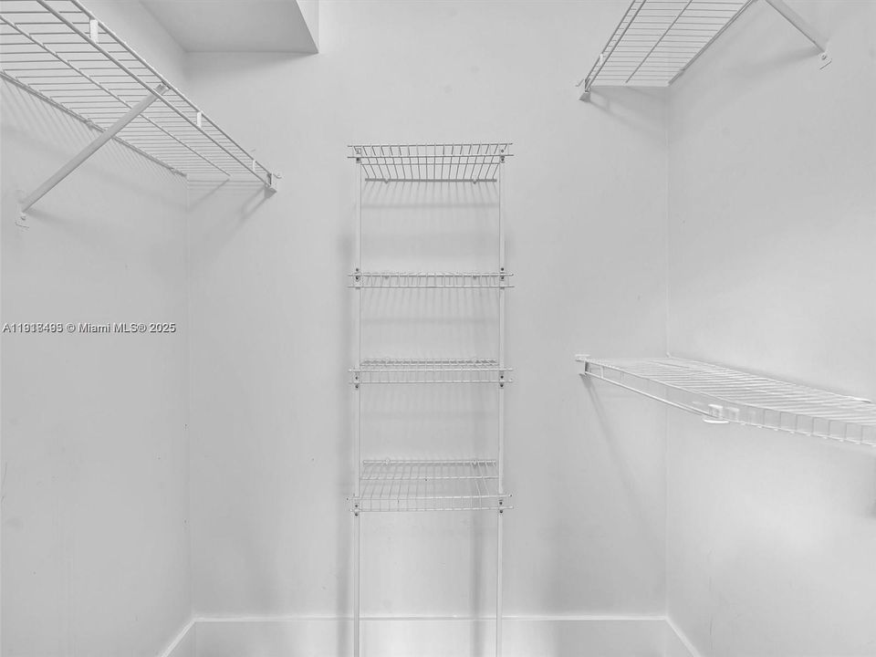 Active With Contract: $2,250 (2 beds, 2 baths, 966 Square Feet)