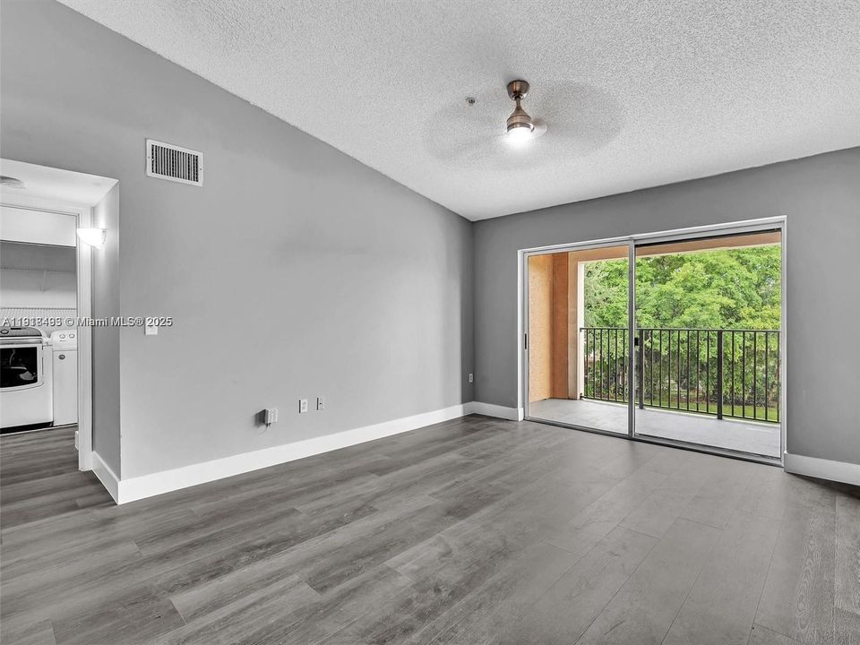 Active With Contract: $2,250 (2 beds, 2 baths, 966 Square Feet)