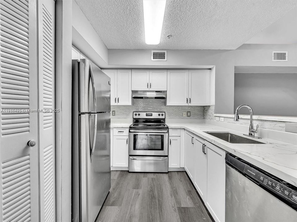 Active With Contract: $2,250 (2 beds, 2 baths, 966 Square Feet)