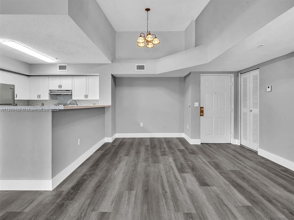 Active With Contract: $2,250 (2 beds, 2 baths, 966 Square Feet)