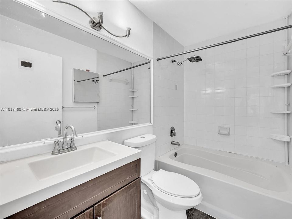 Active With Contract: $2,250 (2 beds, 2 baths, 966 Square Feet)