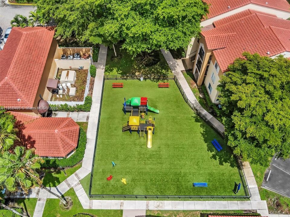 Active With Contract: $2,250 (2 beds, 2 baths, 966 Square Feet)