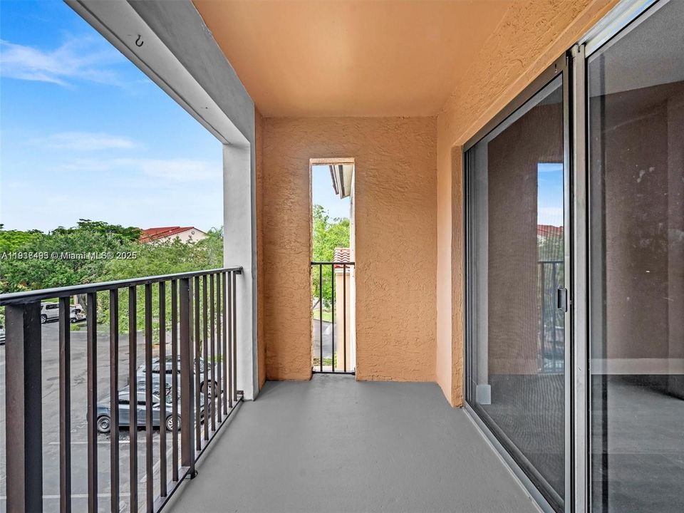 Active With Contract: $2,250 (2 beds, 2 baths, 966 Square Feet)