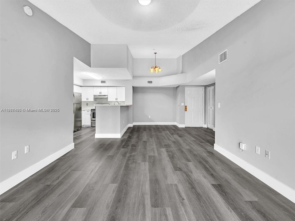 Active With Contract: $2,250 (2 beds, 2 baths, 966 Square Feet)