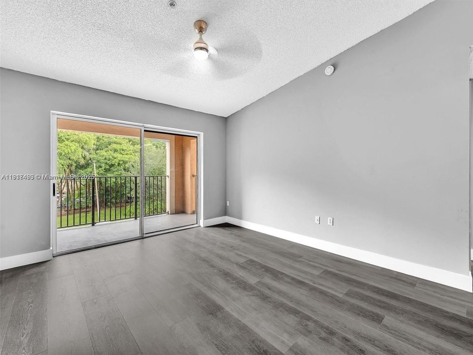 Active With Contract: $2,250 (2 beds, 2 baths, 966 Square Feet)