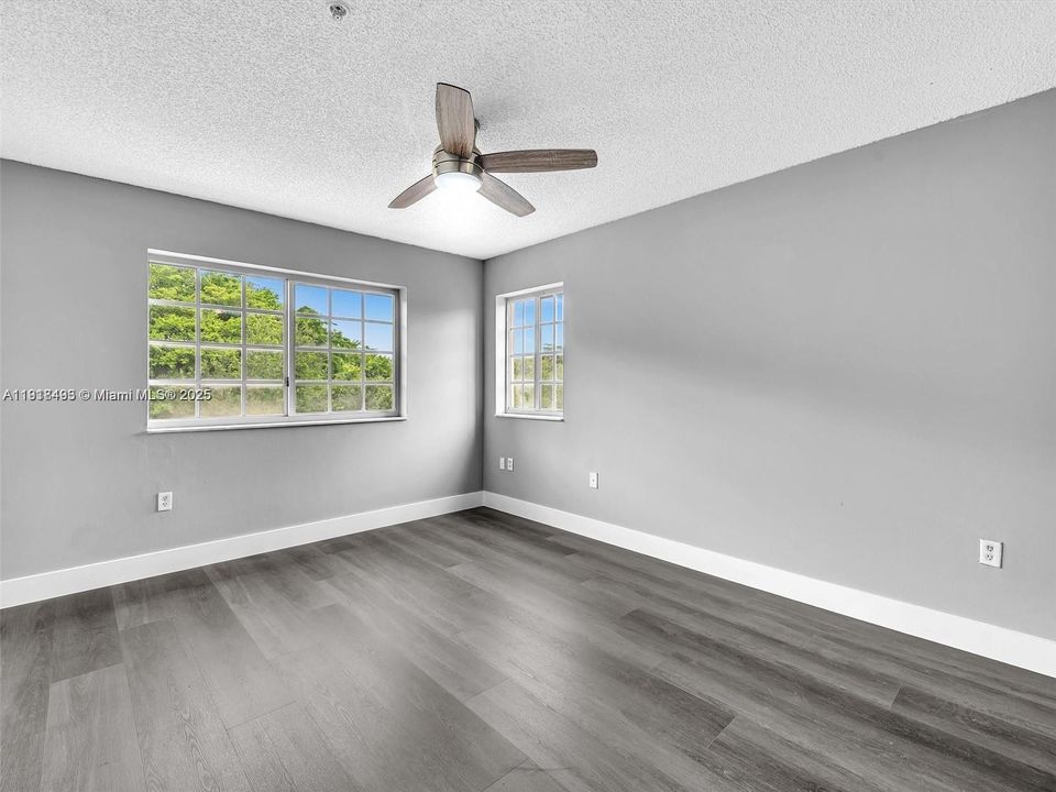 Active With Contract: $2,250 (2 beds, 2 baths, 966 Square Feet)