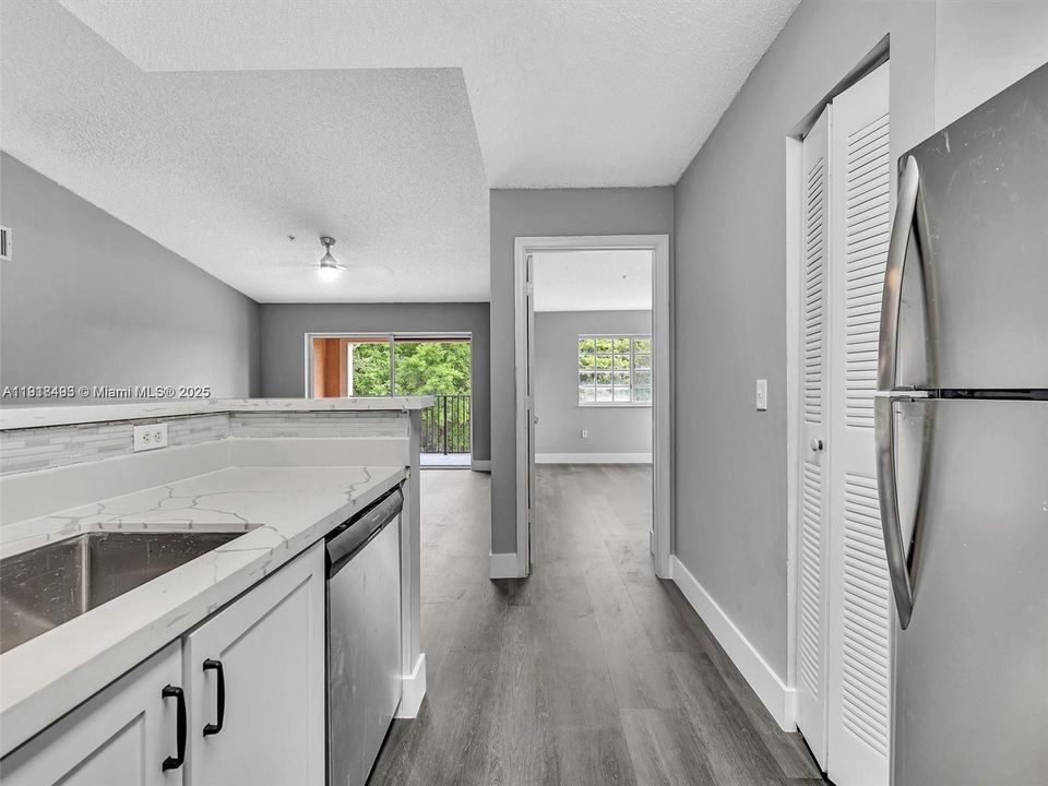 Active With Contract: $2,250 (2 beds, 2 baths, 966 Square Feet)