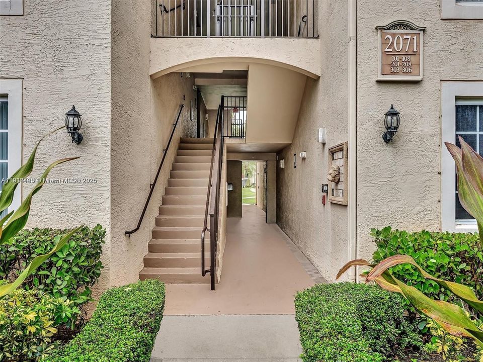 Active With Contract: $2,250 (2 beds, 2 baths, 966 Square Feet)