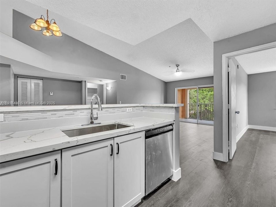 Active With Contract: $2,250 (2 beds, 2 baths, 966 Square Feet)