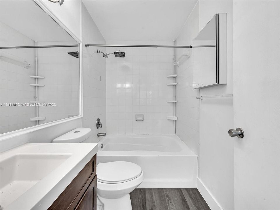 Active With Contract: $2,250 (2 beds, 2 baths, 966 Square Feet)